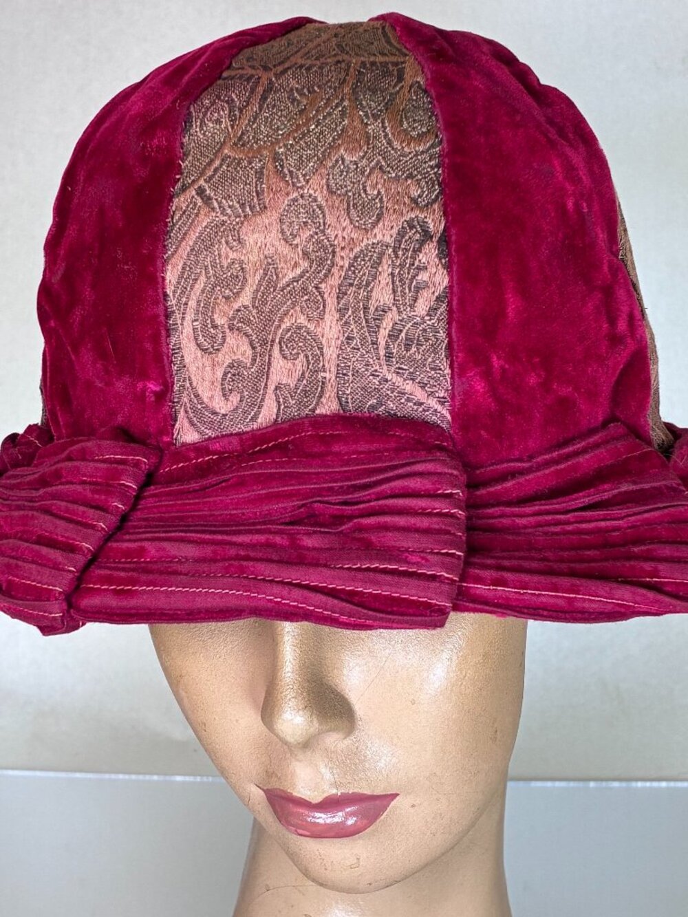Designer Chandler Hats of Paris 1920s Red Velvet Metallic Lame Cloche hat
